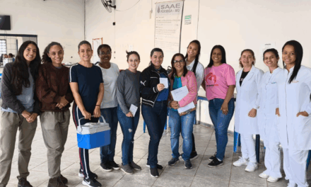 Alunos de Enfermagem do UNIFOR-MG participam de campanha de vacinação contra a influenza