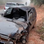 Condutor perde controle e colide com árvore na MG-170, em Pimenta