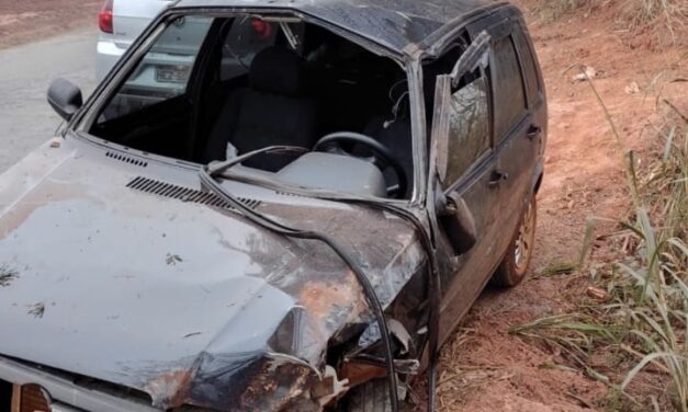 Condutor perde controle e colide com árvore na MG-170, em Pimenta