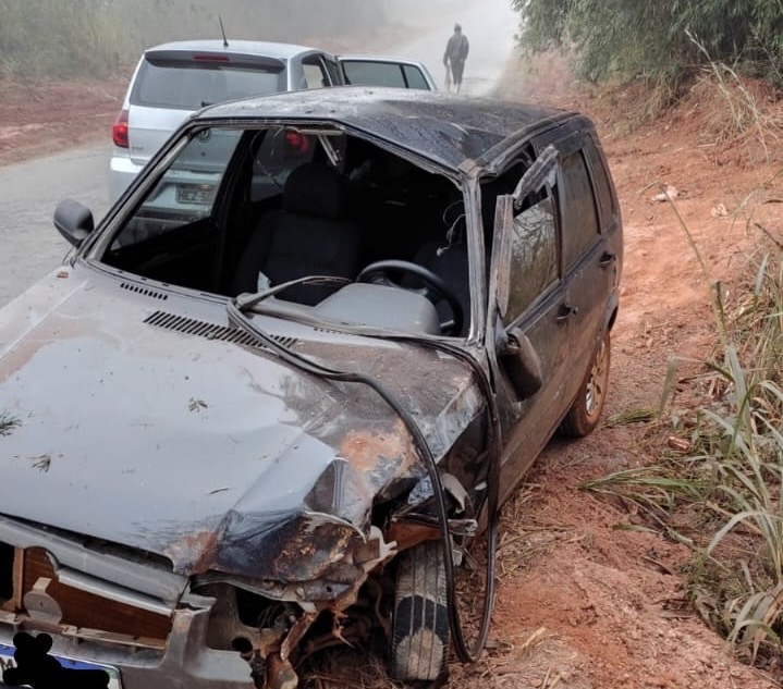 Condutor perde controle e colide com árvore na MG-170, em Pimenta
