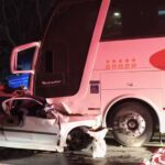 Cinco pessoas morrem após carro bater de frente com ônibus em MG
