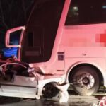 Cinco pessoas morrem após carro bater de frente com ônibus em MG