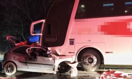 Cinco pessoas morrem após carro bater de frente com ônibus em MG