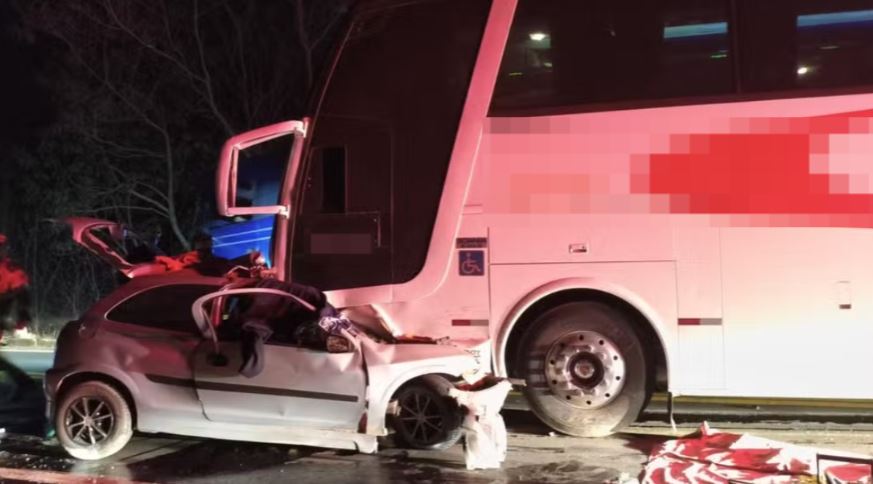 Cinco pessoas morrem após carro bater de frente com ônibus em MG