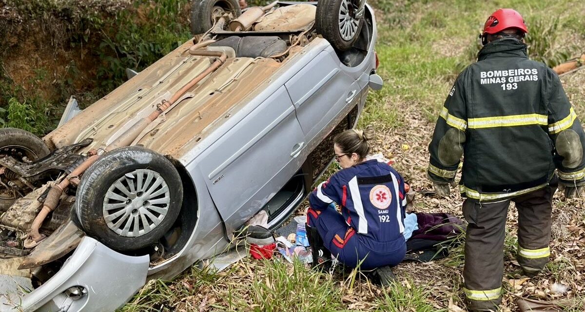 Mulher morre após capotamento de veículo na BR-494, em Oliveira