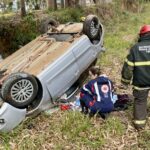 Mulher morre após capotamento de veículo na BR-494, em Oliveira