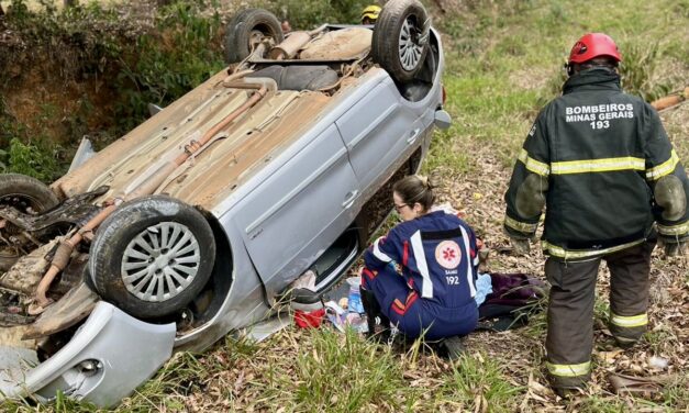 Mulher morre após capotamento de veículo na BR-494, em Oliveira
