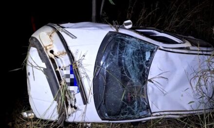 Motorista de 20 anos capota carro na MG-050, em Pimenta