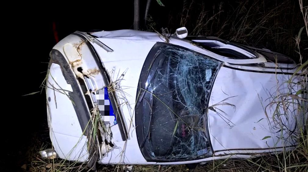 Motorista de 20 anos capota carro na MG-050, em Pimenta