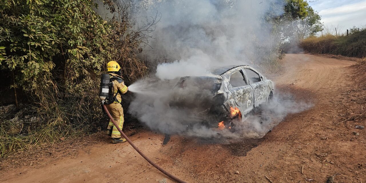 Incêndio destrói carro e atinge vegetação na estrada da comunidade Padre Doutor, em Formiga