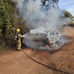 Incêndio destrói carro e atinge vegetação na estrada da comunidade Padre Doutor, em Formiga