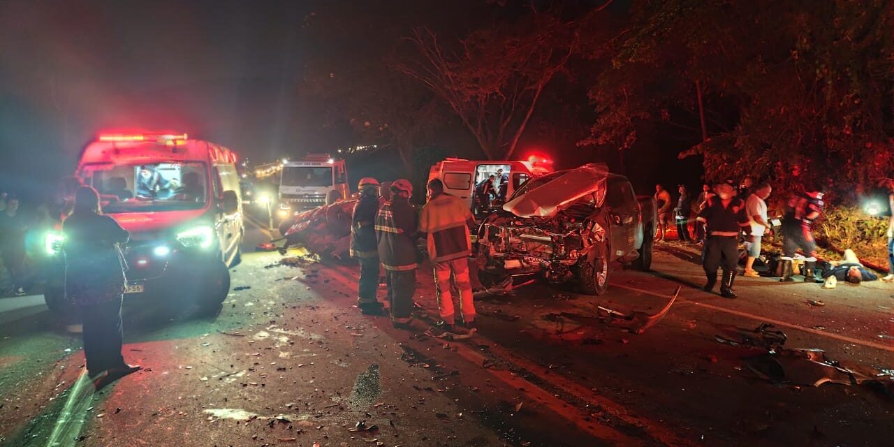 Colisão entre automóveis deixa dois mortos e três feridos na MG-050, em Carmo do Cajuru