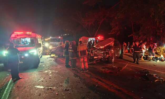 Colisão entre automóveis deixa dois mortos e três feridos na MG-050, em Carmo do Cajuru