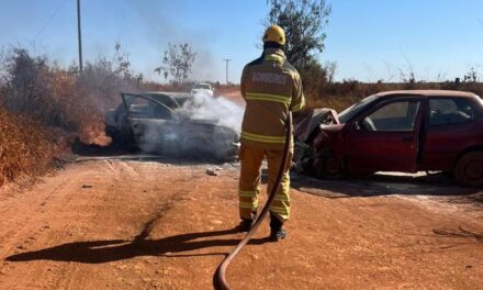 Mulher e bebê morrem após grave acidente envolvendo dois carros em estrada próxima à BR-262