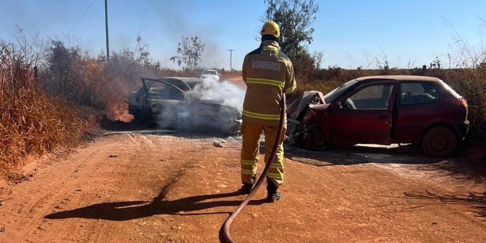 Mulher e bebê morrem após grave acidente envolvendo dois carros em estrada próxima à BR-262