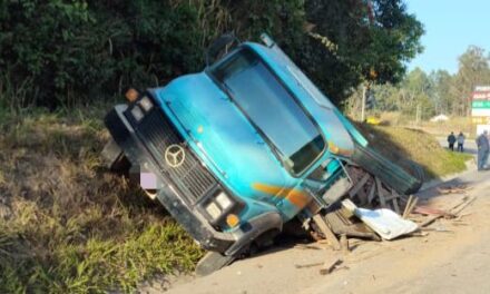 SAMU divulga informações sobre acidente envolvendo caminhão, micro-ônibus e moto na MG-050