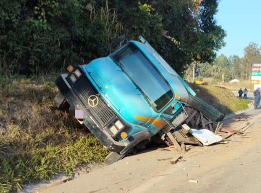 SAMU divulga informações sobre acidente envolvendo caminhão, micro-ônibus e moto na MG-050