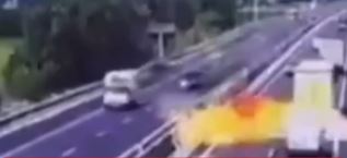 Avião cai sobre rodovia na Itália, explode e mata casal a bordo