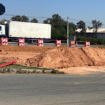 Após grave acidente com 6 feridos, prefeitura bloqueia entrada de trecho do Parque de Exposições na BR-494