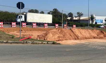 Após grave acidente com 6 feridos, prefeitura bloqueia entrada de trecho do Parque de Exposições na BR-494