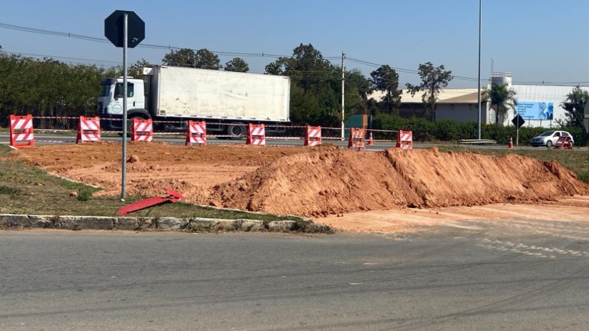 Após grave acidente com 6 feridos, prefeitura bloqueia entrada de trecho do Parque de Exposições na BR-494