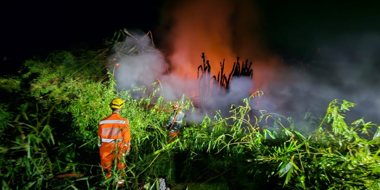 Incêndio em moita de bambus assusta moradores e derruba poste no bairro São Luiz, em Formiga