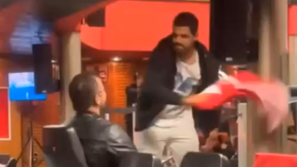 Homem agride influencer com bandeira do PT em debate sobre escolas cívico-militares em MG