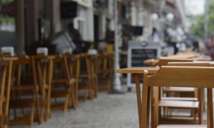 Fim do QR code? Bares e restaurantes podem ter que disponibilizar cardápios impressos em Minas