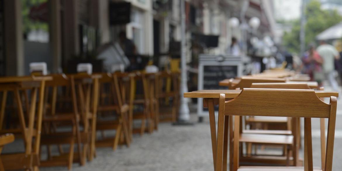 Fim do QR code? Bares e restaurantes podem ter que disponibilizar cardápios impressos em Minas