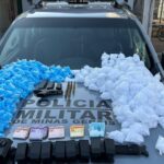 Homem é preso com quase 10 mil pinos de cocaína, dinheiro e arma