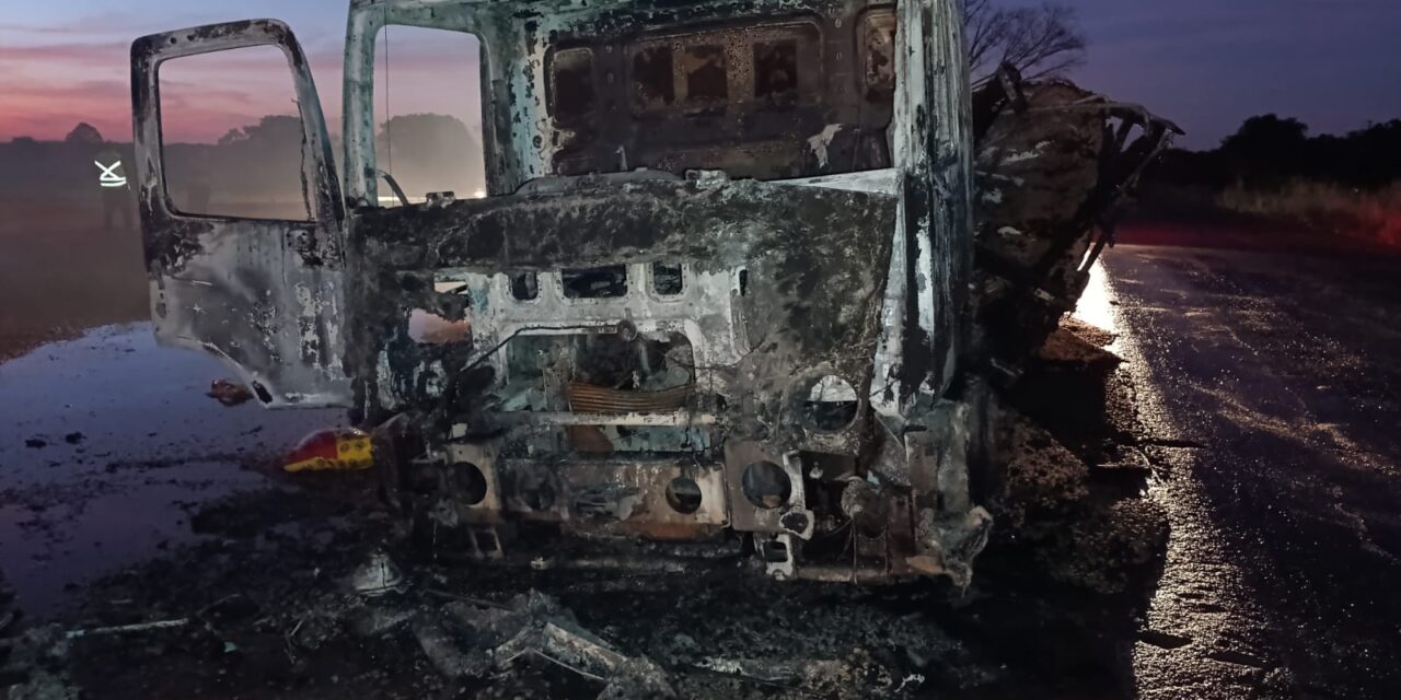 Caminhão de carga pega fogo às margens da rodovia, em Japaraiba
