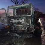 Caminhão de carga pega fogo às margens da rodovia, em Japaraiba