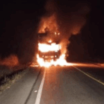 Carreta em chamas ameaça vegetação às margens de rodovia mineira e mobiliza Bombeiros