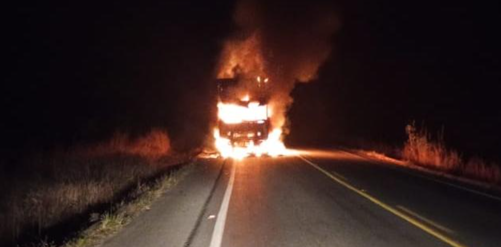 Carreta em chamas ameaça vegetação às margens de rodovia mineira e mobiliza Bombeiros