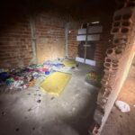 Jovem deficiente é resgatado após ser mantido em cárcere privado pelos próprios pais em casa abandonada no interior de SP