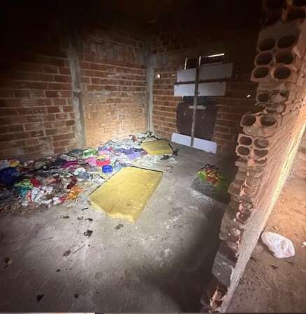 Jovem deficiente é resgatado após ser mantido em cárcere privado pelos próprios pais em casa abandonada no interior de SP