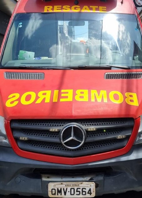 Trabalhadora escorrega ao carregar cão para banho e é socorrida pelos bombeiros, em Formiga