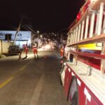 Carro colide com poste energizado no Centro de Campo Belo