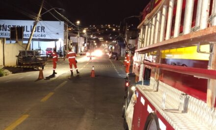 Carro colide com poste energizado no Centro de Campo Belo