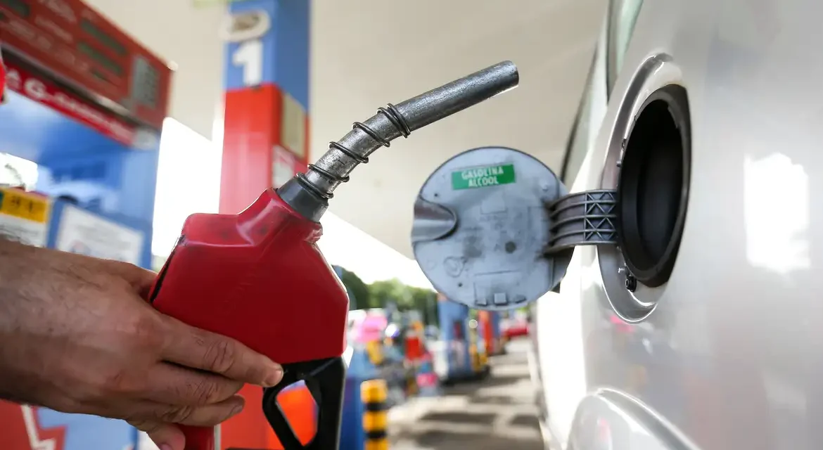 Combustível: governo prevê queda de preço se petróleo mantiver cotação