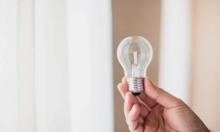Contas de luz seguem com bandeira vermelha em julho e consumidores reclamam: ‘Complicado’