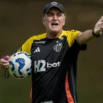 Cuca esboça Atlético titular contra o Bahia em treino aberto; volantes viram dúvidas