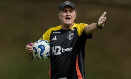 Cuca esboça Atlético titular contra o Bahia em treino aberto; volantes viram dúvidas