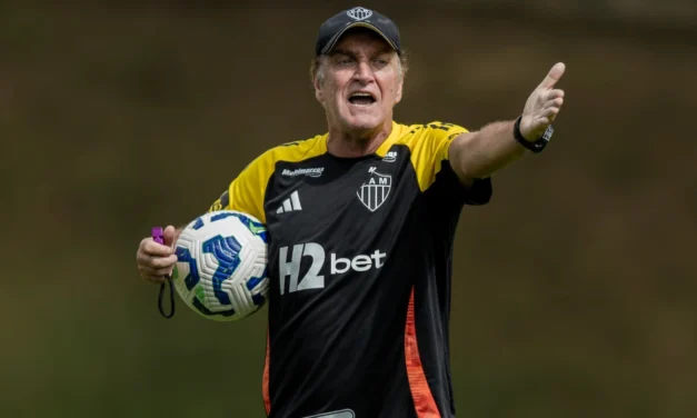 Cuca esboça Atlético titular contra o Bahia em treino aberto; volantes viram dúvidas