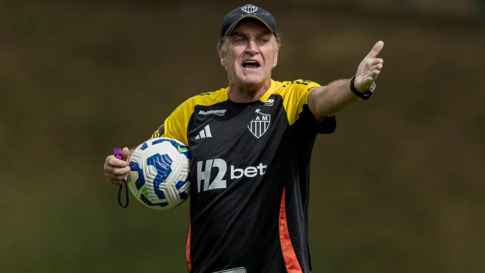 Cuca esboça Atlético titular contra o Bahia em treino aberto; volantes viram dúvidas