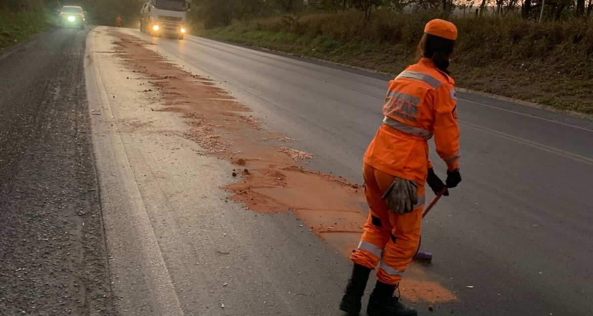 Corpo de Bombeiros atua em ocorrência de risco de derrapagem na BR-354, em Arcos