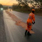 Corpo de Bombeiros atua em ocorrência de risco de derrapagem na BR-354, em Arcos