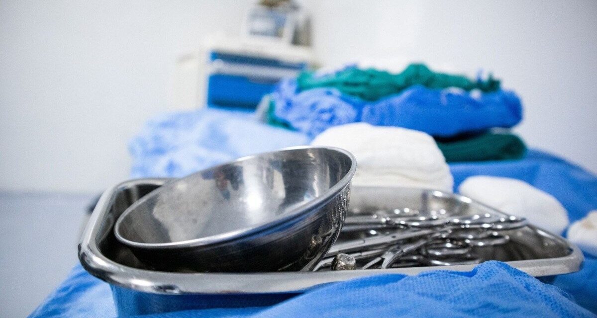 Justiça mantém justa causa de médico que deixou paciente esperando cirurgia em BH enquanto dormia