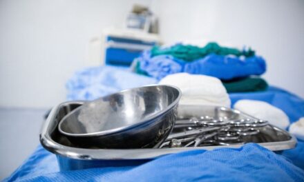 Justiça mantém justa causa de médico que deixou paciente esperando cirurgia em BH enquanto dormia