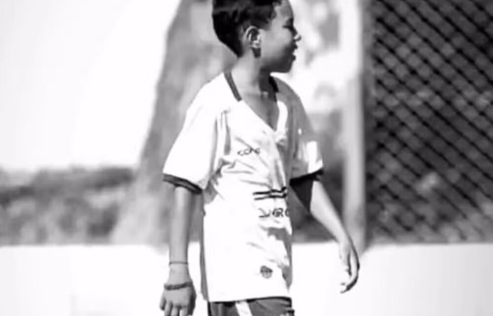 Adolescente que morreu eletrocutado ao tentar pegar bola em lote vago sonhava em ser jogador de futebol